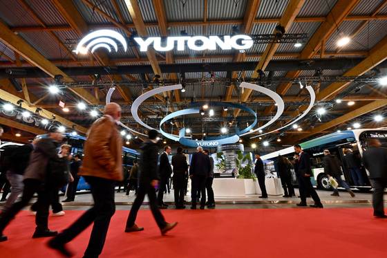 올해 10월 4일 벨기에 브뤼셀에서 열린 버스월드 유럽 기간 동안 방문객들이 위퉁 부스를 지나가고 있다. 신화=연합뉴스