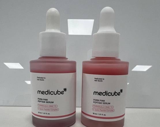 에이피알의 뷰티 브랜드 메디큐브의 'PDRN 핑크 펩타이드 앰플' 화장품. 왼쪽은 진품, 오른쪽은 위조 화장품이다. 사진 에이피알