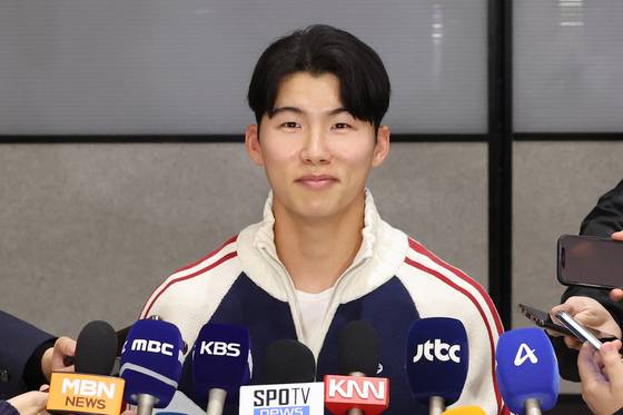 '월드시리즈 우승' 다저스 김혜성의 미소   (영종도=연합뉴스) 임화영 기자 = 미국프로야구 메이저리그(MLB) 월드시리즈에서 우승한 로스앤젤레스 다저스의 김혜성이 6일 인천국제공항을 통해 귀국해 취재진의 질문을 경청하고 있다. 2025.11.6   hwayoung7@yna.co.kr (끝)  〈저작권자(c) 연합뉴스, 무단 전재-재배포, AI 학습 및 활용 금지〉