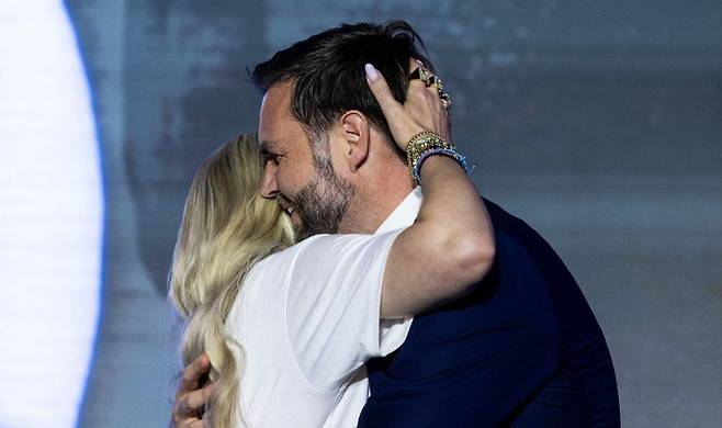 JD 밴스 부통령과 찰리 커크의 미망인인 에리카 TPUSA(Turning Point US) CEO.  /사진=게티이미지