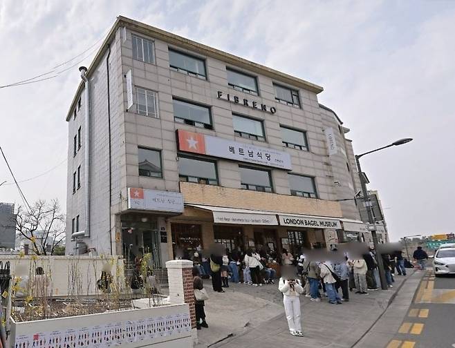 네이버 거리뷰로 본 ‘런던베이글 안국점’ 건물 전경(2025년 3월 현재)
