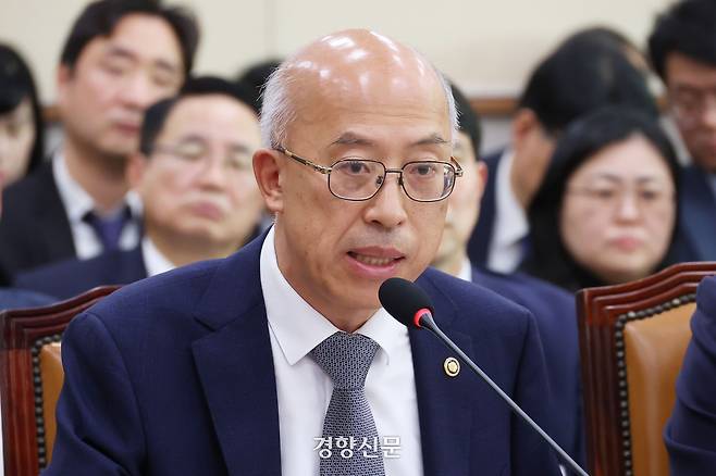 조원철 법제처장이 지난달 30일 국회 법제사법위원회에서 열린 종합국정감사에서 답변하고 있다. 한수빈 기자