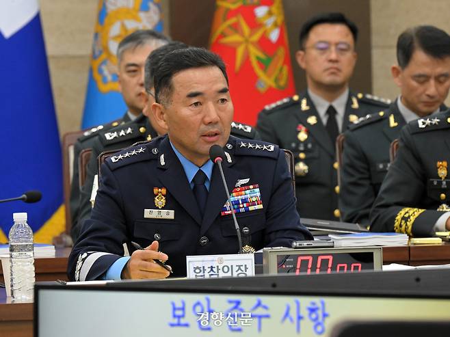 진영승 합동참모본부 의장이 지난달 14일 서울 용산구 합참에서 열린 국회 국방위원회의 합참 국정감사에서 답변하고 있다. 권도현 기자