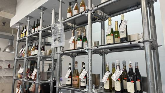 Different kinds of nonalcoholic beverages are on display at Artist Bottle Club. [WOO JI-WON]