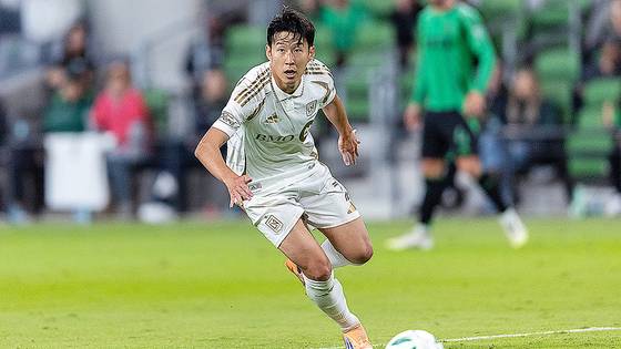 Los Angeles FC forward Son Heung-min looks to take control of the ball during the MLS Western Conference playoff game against Austin FC in Austin, Texas, on Nov. 2. [AP/YONHAP]