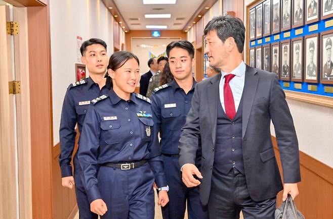 위원장 최영진 교수가 6일 공군사관생도들과 함께 공군사관학교 교육현장을 둘러보며 대화를 나누고 있다. 국방부 제공