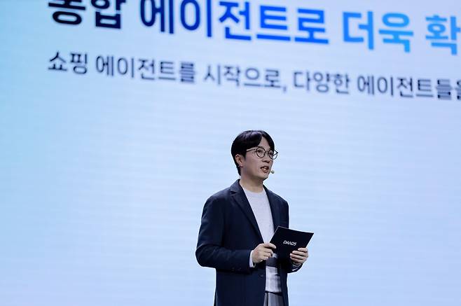 6일 서울 강남구 코엑스에서 열린 팀네이버 통합 콘퍼런스 ‘단25(DAN25)’에서 김범준 네이버 최고운영책임자(COO)가 발표하고 있다. 네이버 제공