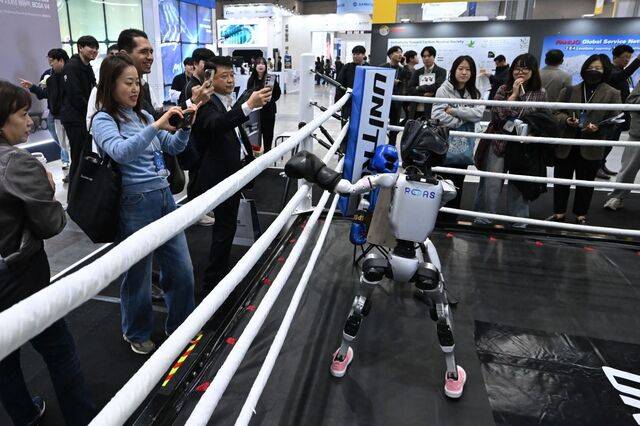 국내 최대 규모의 전문 로봇 전시회인 ‘2025 로보월드’가 5~8일 경기도 고양시 킨텍스에서 개최된다. 전시회를 찾은 시민들이 권투하는 로봇을 구경하고 있다. 윤웅 기자
