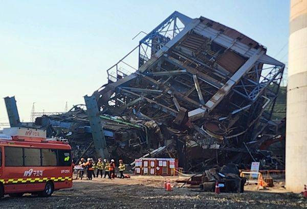 울산 남구 한국동서발전 울산화력발전소 철거 현장에서 6일 오후 보일러 타워 붕괴 사고가 발생해 소방대원들이 대형 크레인과 중장비를 투입해 구조 작업을 진행하고 있다. /독자 제공