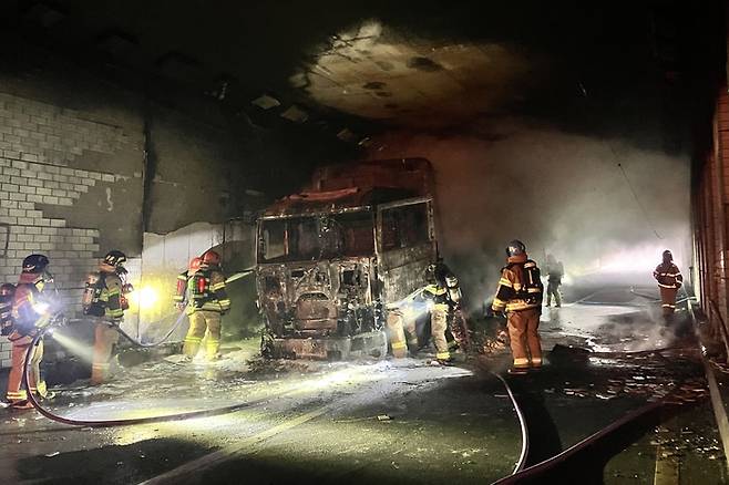 지난 3일 울산 남구 옥현지하차도에서 발생한 화물차 화재 사고 현장 <자료=울산소방본부>
