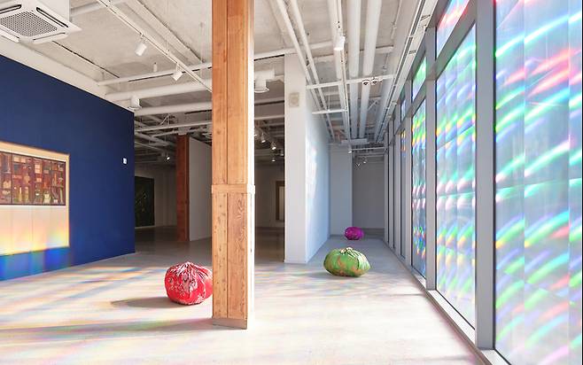 김수자 보따리가 설치된 전시 전경. <숨프로젝트>