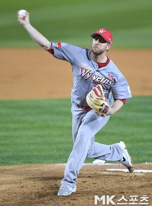 2018년 11월 12일 오후 잠실야구장에서 2018 프로야구 포스트시즌 두산 베어스와 SK 와이번스의 한국시리즈 6차전이 벌어졌다. SK 켈리가 선발로 등판해 역투하고 있다. 시리즈 전적 3승 2패로 한국시리즈 우승에 단 1승만을 남겨둔 SK는 6차전에서 우승을 확정짓기 위해 전력을 다하고 있다. 반면, 2승 3패로 벼랑 끝에 몰린 두산은 시리즈를 7차전까지 끌고 가기 위해 총력전을 펼치고 있다. 사진=천정환 기자