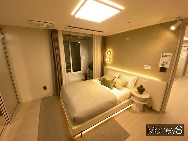 2층 유닛 관람 구역에는 3개 타입이 마련돼 있다. 각 타입별 특징이 두드러졌다. 사진은 전용 84㎡ H타입 안방. /사진=최성원 기자