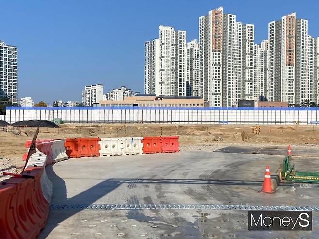 인하대역 수자인 로이센트는 뛰어난 교육 환경과 생활 인프라로 주목받고 있다. 사진은 인하대역 수자인 로이센트 공사 현장으로 현장 뒤로 인천용학초가 보인다. /사진=최성원 기자