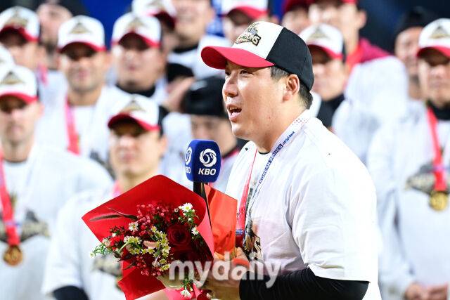 31일 오후 대전 한화생명 볼파크에서 진행된 '2025 신한 SOL Bank KBO 한국시리즈 5차전' LG트윈스-한화 이글스와의 경기. LG가 4-1로 승리해 통합 우승을 차지했다. LG 김현수가 한국시리즈 MVP를 수상한 뒤 소감을 밝히고 있다./대전=한혁승 기자 hanfoto@mydaily.co.kr, 대전=곽경훈 기자 kphoto@mydaily.co.kr