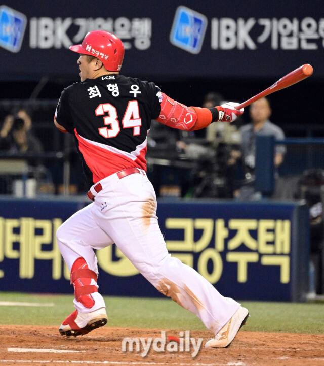 2025년 6월 5일 오후 서울 잠실구장에서 진행된 '2025 신한 SOL뱅크 KBO 리그' KIA 타이거즈와 두산 베어스의 경기. KIA 최형우가 5회초 2사 1.3루서 타격하고 있다./마이데일리