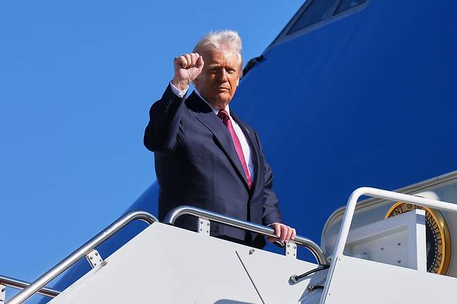 5일(현지시간) 도널드 트럼프 미국 대통령이 메릴랜드주의 앤드루스 합동기지에서 마이애미로 향하기 위해 에어포스원을 탑승하고 있다. [AP]