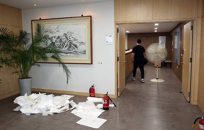 9월25일 고용노동부 장관실 입구에 뿌려진 인화물질을 닦은 휴지가 쌓여 있는 모습[연합]