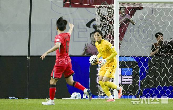 [서울=뉴시스] 김근수 기자 = 14일 오후 서울 마포구 서울월드컵경기장에서 열린 하나은행 초청 축구국가대표팀 친선경기 대한민국과 파라과이의 경기 전반 대한민국 김승규가 파라과이 선수 슛을 막아내자 황인범이 엄지를 들어보이고 있다. 2025.10.14. ks@newsis.com