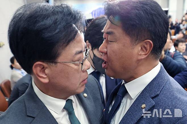 [서울=뉴시스] 김금보 기자 = 송언석 국민의힘 원내대표와 이기헌 더불어민주당 의원이 6일 오전 서울 여의도 국회에서 열린 운영위원회의 대통령비서실 등 국정감사에서 정회 후 퇴장하는 과정에 충돌하고 있다. 2025.11.06. kgb@newsis.com