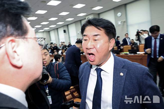 [서울=뉴시스] 김금보 기자 = 송언석 국민의힘 원내대표와 이기헌 더불어민주당 의원이 6일 오전 서울 여의도 국회에서 열린 운영위원회의 대통령비서실 등 국정감사에서 정회 후 퇴장하는 과정에 충돌하고 있다. 2025.11.06. kgb@newsis.com