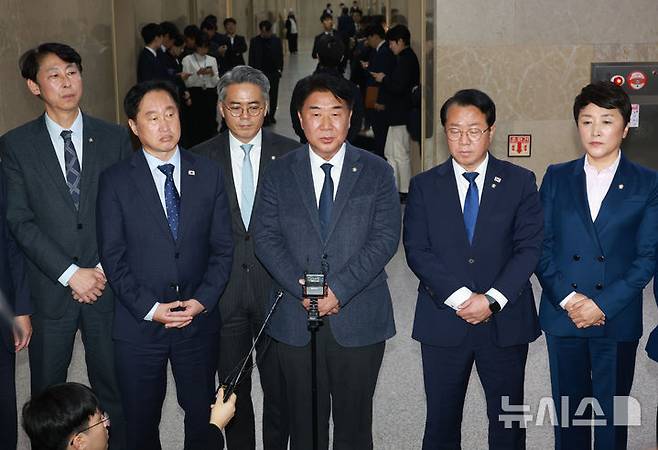 [서울=뉴시스] 고승민 기자 = 이기헌 등 더불어민주당 운영위원들이 6일 서울 여의도 국회에서 열린 운영위원회의 대통령비서실 등 국정감사에서 감사가 중지된 후 정쟁 과정서 발생한 물리적 충돌에 대한 기자회견을 하고 있다. 2025.11.06. kkssmm99@newsis.com
