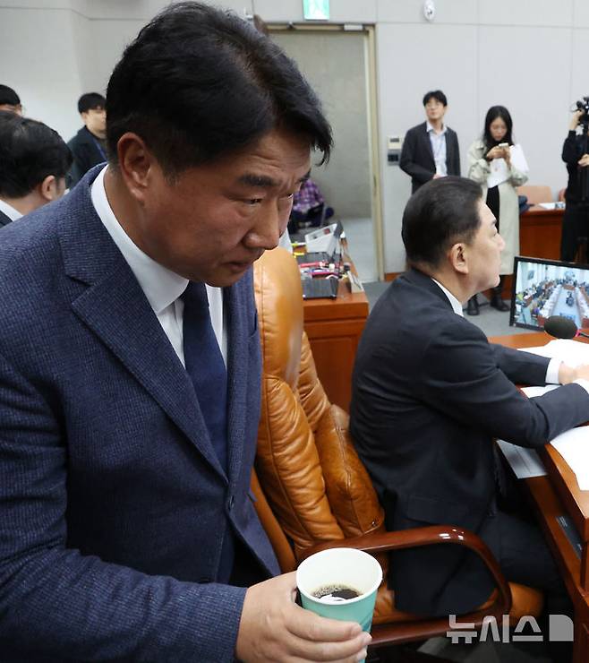 [서울=뉴시스] 김명년 기자 = 이기헌 더불어민주당 의원이 6일 서울 여의도 국회 운영위원회에서 열린  대통령비서실 등에 대한 국정감사에서 김병기 위원장을 지나쳐 재입장하고 있다. 이날 운영위 국정감사는 이 의원과 송언석 국민의힘 원내대표와의 몸싸움으로 인해 잠시 감사가 중지됐다. 2025.11.06. kmn@newsis.com