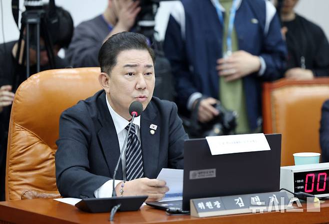 [서울=뉴시스] 김명년 기자 = 6일 서울 여의도 국회 운영위원회에서 열린  대통령비서실 등에 대한 국정감사에서 김병기 위원장이 발언하고 있다. 2025.11.06. kmn@newsis.com