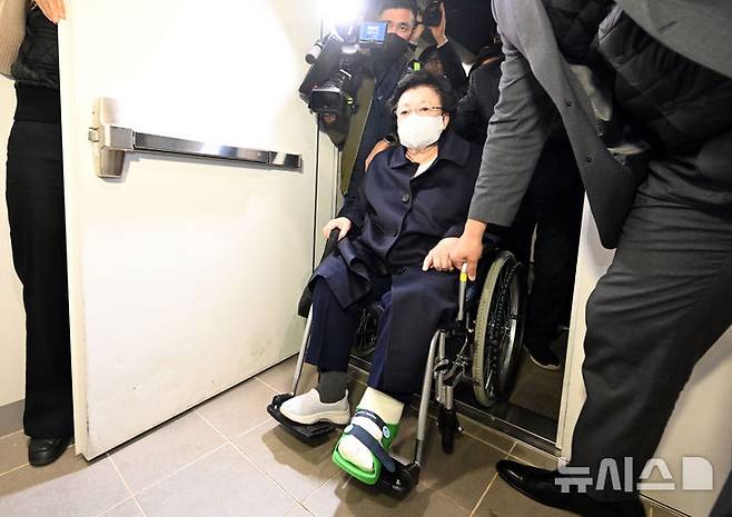 [서울=뉴시스] 조성우 기자 = 금거북이 등 금품을 건네고 인사를 청탁했다는 의혹을 받는 이배용 전 국가교육위원장이 6일 오전 서울 종로구 KT광화문빌딩 웨스트에 마련된 김건희 여사 관련 의혹을 수사하는 민중기 특별검사 사무실에 참고인 신분으로 출석하고 있다. (공동취재) 2025.11.06. photo@newsis.com