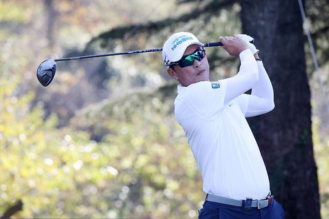 [서울=뉴시스] 문경준이 6일 제주도 서귀포시 테디밸리 골프앤리조트(파72)에서 열린 KPGA 투어 챔피언십(총상금 11억원) 1라운드 경기에 임하고 있다. (사진=KPGA 제공) 2025.11.06. *재판매 및 DB 금지