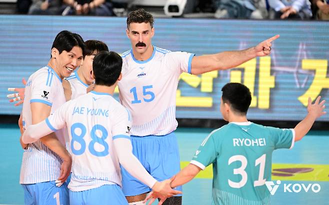 대한항공 선수들이 삼성화재를 꺾고 기뻐하는 모습. 한국배구연맹