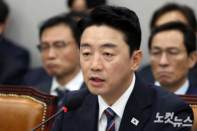 강훈식 대통령비서실장이 6일 서울 서울 여의도 국회에서 열린 운영위원회의 대통령비서실 등에 대한 국정감사에서 의원 질의에 답변을 하고 있다. 윤창원 기자