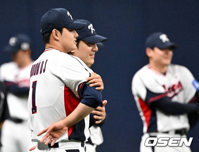 [OSEN=고척, 조은정 기자]류지현 감독이 이끄는 야구 대표팀이 4일 고척스카이돔에서 훈련을 진행했다.대표팀은 오는 8일과 9일 고척스카이돔에서 열리는 2025 K-베이스볼 시리즈 체코 대표팀과의 2경기를 시작으로 15일과 16일 양일에 걸쳐 도쿄돔에서 일본 대표팀과 2경기를 치른다. 야구대표팀 문동주가 몸을 풀고 있다. 2025.11.04 /cej@osen.co.kr