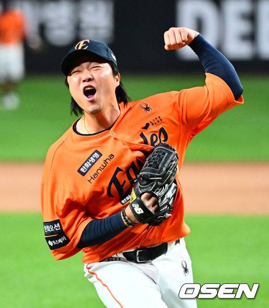 [OSEN=대전, 지형준 기자] 플레이오프 1차전에서 9회 위기를 막고 세이브를 거둔 한화 김범수가 포효하고 있다. 2025.10.18 /jpnews@osen.co.kr