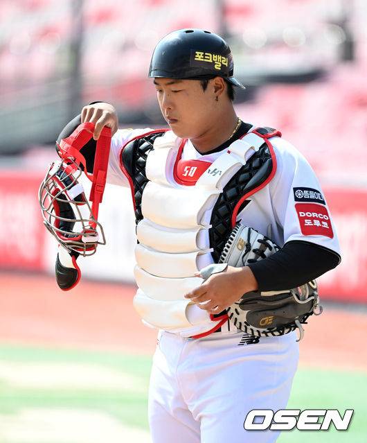 [OSEN=수원, 지형준 기자] 11일 오후 수원KT위즈파크에서 2025 신한 SOL뱅크 KBO 리그 시범경기 KT 위즈와 키움 히어로즈의 경기가 열렸다.KBO리그 10개 구단은 오는 18일까지 시범경기 10경기를 소화한다. 2025시즌 개막전은 오는 22일 개최된다. 개막전 매치업은 LG-롯데(서울 잠실구장), KIA-NC(광주-기아챔피언스필드), SSG-두산(인천 SSG랜더스필드), KT-한화(수원 KT위즈파크), 삼성-키움(대구 삼성라이온즈파크)이다.1회초 KT 강백호가 경기를 준비하고 있다. 2025.03.11 / jpnews@osen.co.kr