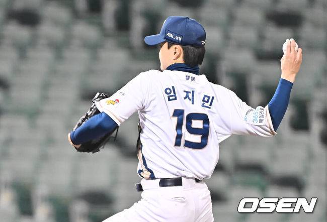 [OSEN=울산, 이석우 기자] 31일 울산 문수야구장에서 2025 울산-KBO Fall League 준결승 NC 다이노스와 LG 트윈스의 경기가 열렸다. NC 다이노스는 강태경이, LG 트윈스는 이지강이 선발 출전했다. NC 다이노스 임지민이 역투하고 있다. 2025.10.31 / foto0307@osen.co.kr