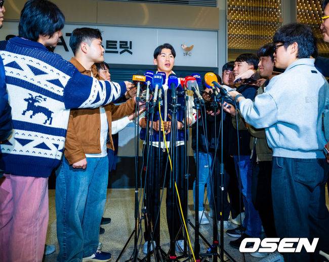 [OSEN=인천공항, 민경훈 기자] 미국프로야구 메이저리그(MLB)&nbsp;LA 다저스의 김혜성이 6일 오후 인천국제공항을 통해 귀국했다.김혜성은 메이저리그 진출 첫 해 우승반지를 거머쥐는 영광을 누렸다. 한국인 메이저리거 야수로는 역대 최초로 월드시리즈 우승반지를 차지한 김혜성은 올해 71경기 출전, 타율 0.280(161타수 45안타), 3홈런 17타점 19득점, 13도루(1실패), 출루율 0.314 장타율 0.385, OPS 0.699의 기록으로 정규시즌을 마무리했다.김혜성이 입국장 앞에서 인터뷰를 하고 있다. 2025.11.06 /rumi@osen.co.kr