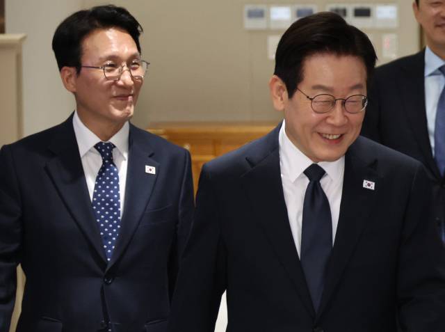 ▲이재명 대통령과 김민석 국무총리가 4일 용산 대통령실에서 열린 국무회의에 입장하고 있다. ⓒ연합뉴스