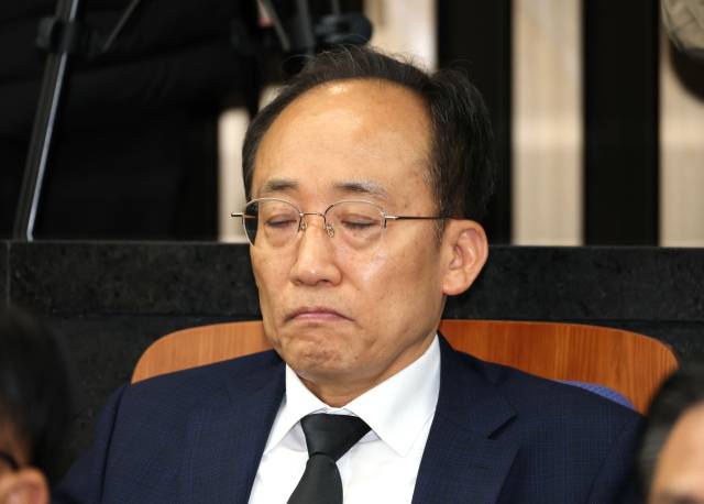 ▲국민의힘 추경호 의원이 4일 서울 여의도 국회에서 열린 의원총회에 참석해 장동혁 대표의 발언을 듣고 있다. ⓒ연합뉴스