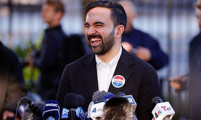 지난&nbsp;4일(현지시간) 미국 뉴욕시장 선거에서 공화당 도널드 트럼프 대통령의 강한 반대에도 불구하고 압도적 표차로 당선된 조란 맘다니 시장 당선인(민주당)이 활짝 웃으며 취재진의 질문에 답하고 있다. AFP연합뉴스