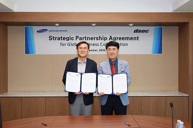 김경희(왼쪽) 삼성중공업 부사장과 윤석용 디섹 대표이사가 6일 업무협약(MOU)를 체결하고 있다. 삼성중공업 제공