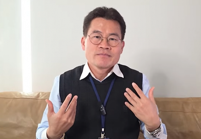 한국사 1타 강사 출신 강성 보수 유튜버 전한길씨가 지난 5일 유튜브 라이브 방송을 하고 있는 모습. 유튜브 채널 ‘전한길뉴스’ 캡처