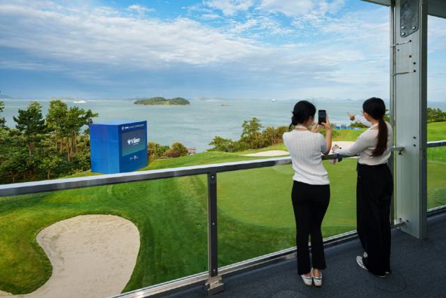 BMW 프로이데 라운지에서 바라본 18번 홀 그린의 모습. 사진 제공=대회조직위