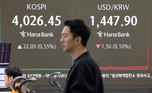 6일 코스피지수는 전장보다 22.03포인트(0.55%) 오른 4026.45에, 코스닥지수는 3.72포인트(0.41%) 하락한 898.17에 장을 마감했다. 연합뉴스