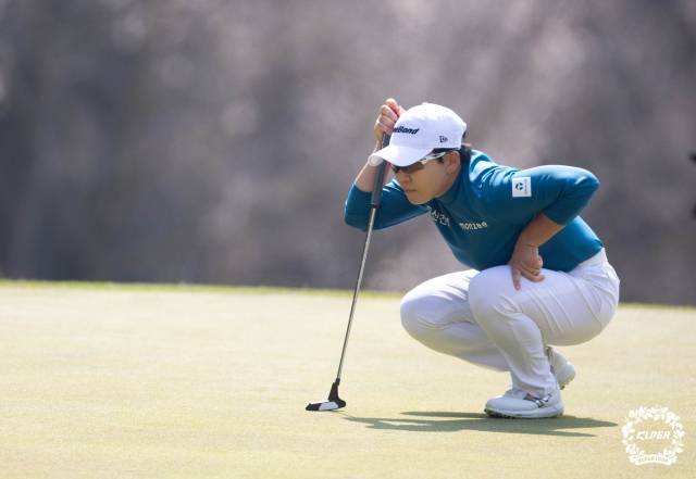 그린을 읽고 있는 신지애.사진 제공=KLPGA
