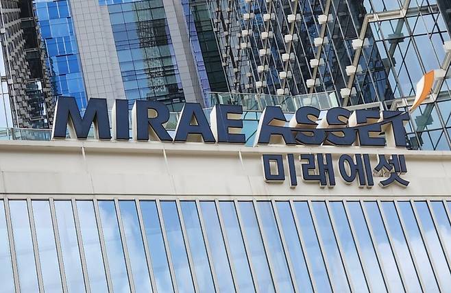 미래에셋증권은 6일 공시를 통해 올해 3분기 연결기준 영업이익이 지난해 동기 대비 39.9% 감소한 2228억원으로 잠정 집계됐다고 밝혔다.&nbsp;ⓒ연합뉴스