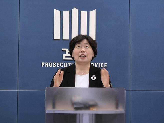12·3 비상계엄 사건을 수사하는 조은석 내란 특검팀의 박지영 특검보가 6월24일 서울 서초구 서울고등검찰청 기자실에서 윤석열 전 대통령에 대해 특수공무집행방해 혐의 등으로 체포영장을 전격 청구했다는 내용을 브리핑하고 있다. ⓒ 연합뉴스