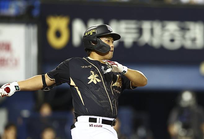 KBO가 5일 FA 자격 선수를 공시하면서 스토브리그가 본격적으로 막을 올렸다. KT 강백호, KIA 박찬호, LG 박해민 등의 행보가 관심을 끄는 가운데, 이들은 승인 절차를 거쳐 9일부터 전 구단과 협상할 수 있다. 타격하는 KT 강백호. 뉴시스