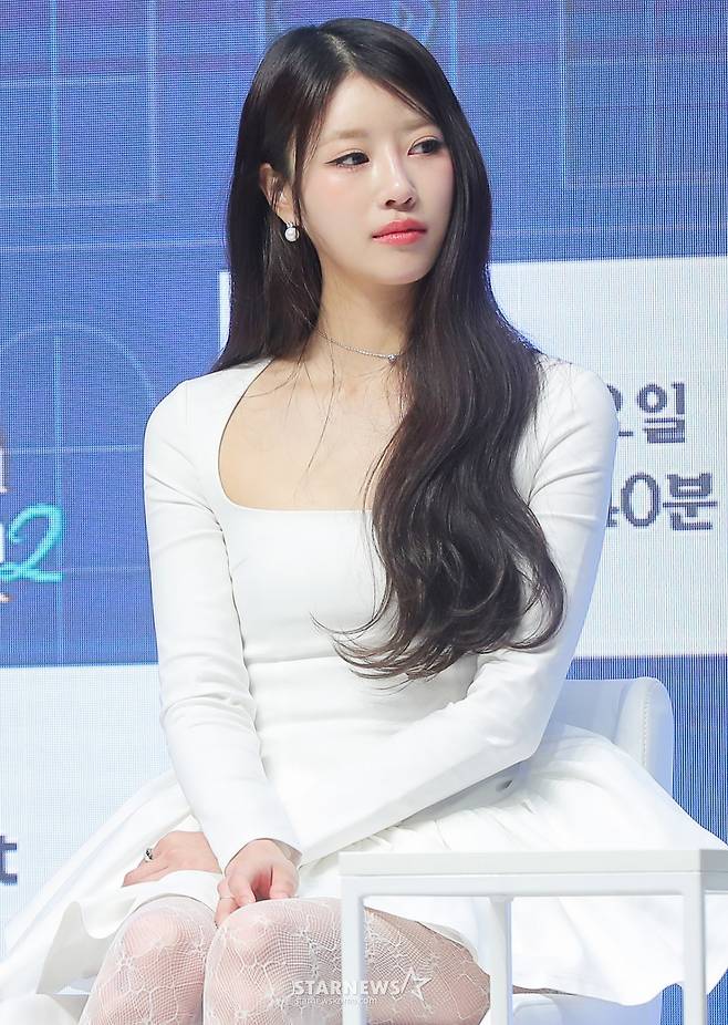 가수 미주가 4일 오전 서울 강남구 논현동 엘리에나호텔에서 진행된 엠넷 예능 '커플팰리스2' 제작발표회에서 미모를 뽐내고 있다.   '커플팰리스2'는 완벽한 결혼 상대를 찾는 싱글남녀들을 위한 대규모 커플 매칭 서바이벌로, '결혼정보회사(결정사)' 못지않은 극사실적 매칭 시스템을 통해 평생을 함께하고 싶은 동반자를 찾는 스토리를 담아낸다. 오는 5일 첫 방송. 2025.02.04 /사진=김창현 chmt@