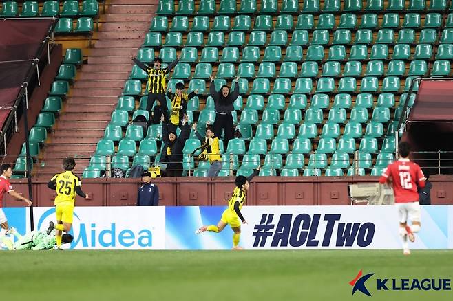 탬피니스 로버스가  6일 오후 7시 포항의 포항 스틸야드에서 열린 2025~2026시즌 아시아축구연맹(AFC) 아시아챔피언스리그2(ACL2) H조 4라운드에서 포항 스틸러스를 상대로 선제골을 넣고 기뻐하고 있다. /사진=한국프로축구연맹 제공